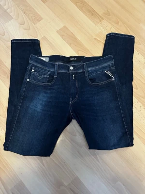 Mörkblå Replay Jeans - Storlek 32/32. Hyperflex ✅. Väldigt fint skick knappt använda . Snygga mörkblå jeans från Replay med klassisk femficksdesign och kontrastsömmar. Jeansen har en rak passform och är tillverkade i ett mjukt denimtyg med lätt tvättade detaljer. Perfekta för en avslappnad och trendig look.
