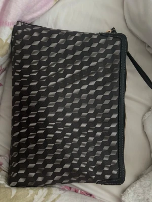 Dator fodral  - Snygg svart och guld dator fodral, nästan oanvänd, från Holly&Whyte. 
