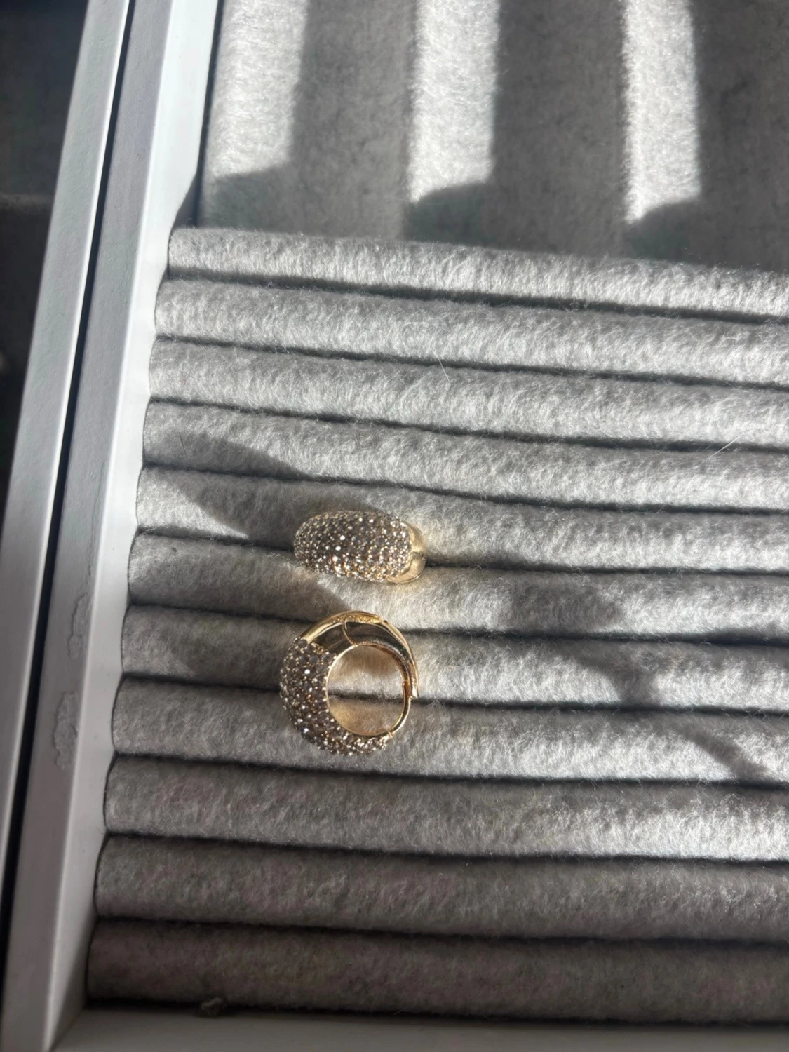 Guldiga örhängen med små pärlor - 1