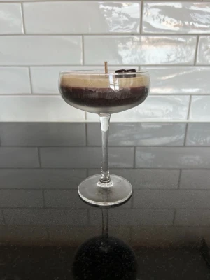 Espresso doftljus - Espresso Dream ☕️ Ett doftljus som både luktar och ser ut som en espresso martini.🍸 Brinntiden är över 16 timmar. Den enda defekten gäller bara estetiska skäl, därav påverkas inte produktens användning i sig. Finns att hämta upp på ProCivitas Privata Gymnasium Södermalm, Tullgårdsgatan 12, om man inte vill betala frakt! Original pris: 129 kronor