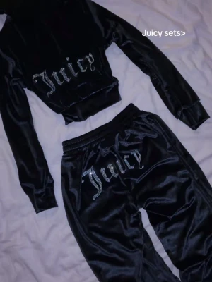Lowwaist Svarta 2000s juicybyxor med text - Lowwaist flared Snygga svarta velourbyxor från Juicy Couture med glittrande 'Juicy'-text i strass på. (Knappt använda)