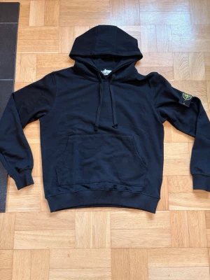 Stone Island Hoddie  - Stilren stone Island Hoddie knappt använd. Priset är inte hugget i sten så hör av er om ni har några frågor 🙌🙌🙌
