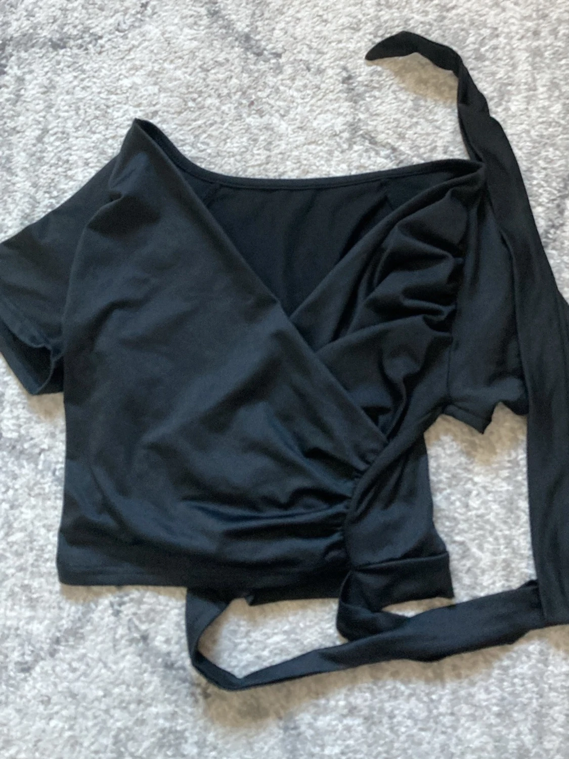 Svart omlottopp med knytband