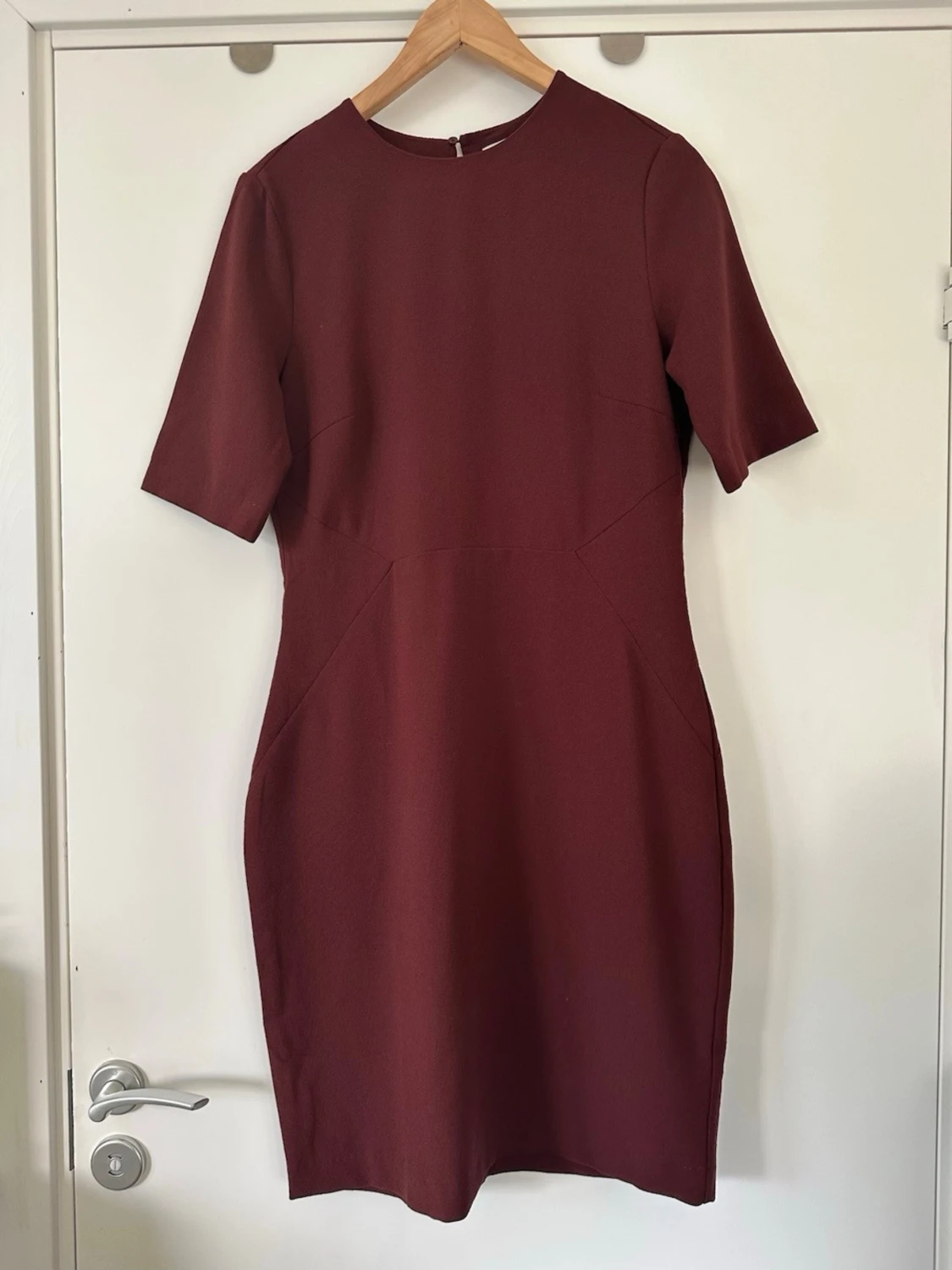 Vinröd H&M klänning, storlek 42 - 6