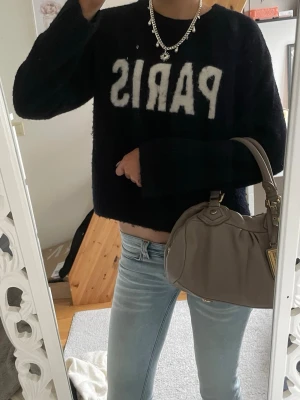 Stickad tröja - Säljer denna jättefina tröjan med motivet Paris! Skicket på tröjan är jättebra, anledningen till varför jag säljer den är på grund av att den inte kommer till användning. Skriv gärna frågor eller om man vill ha fler bilder! 💗