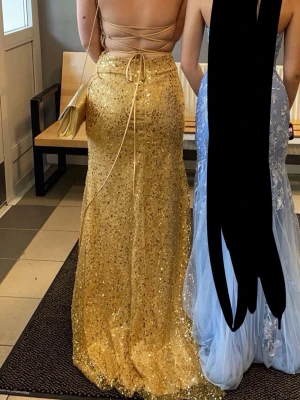 Guld balklänning - Säljer min balklänning jag hade i 9an har sytt om bysten och slitsen vilket är det som syns på bilderna, lite smutsig längst ner skriv privat för fler bilder 