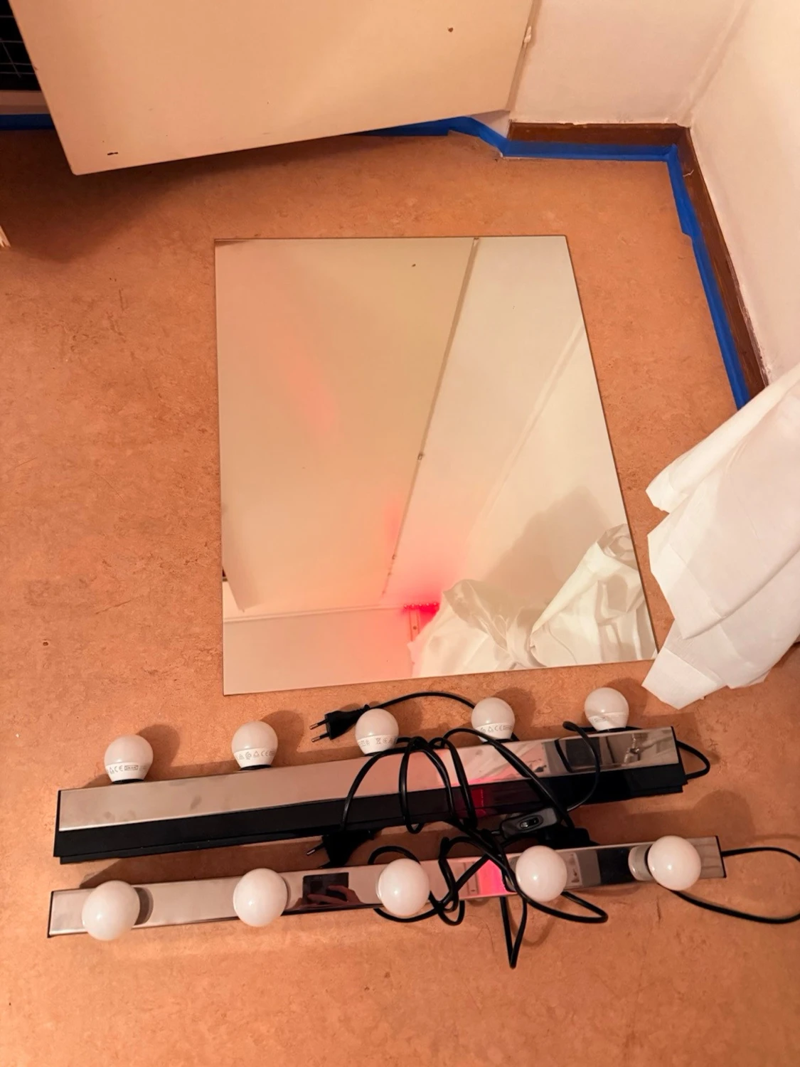 Sminkspegel med belysning