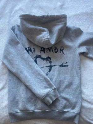 Grå hoodie Mira Paris - Säljer min jättefina hoodie från Mira Paris💕Den är i jättefint skick, men använd. Säljer då jag inte använder den längre