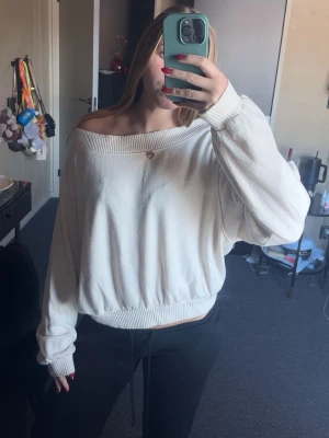 Off shoulder vit tröja - Super skön och fin tröja som tyvärr inte kommer till så mycket användning längre så därav säljer jag denna tröja! 