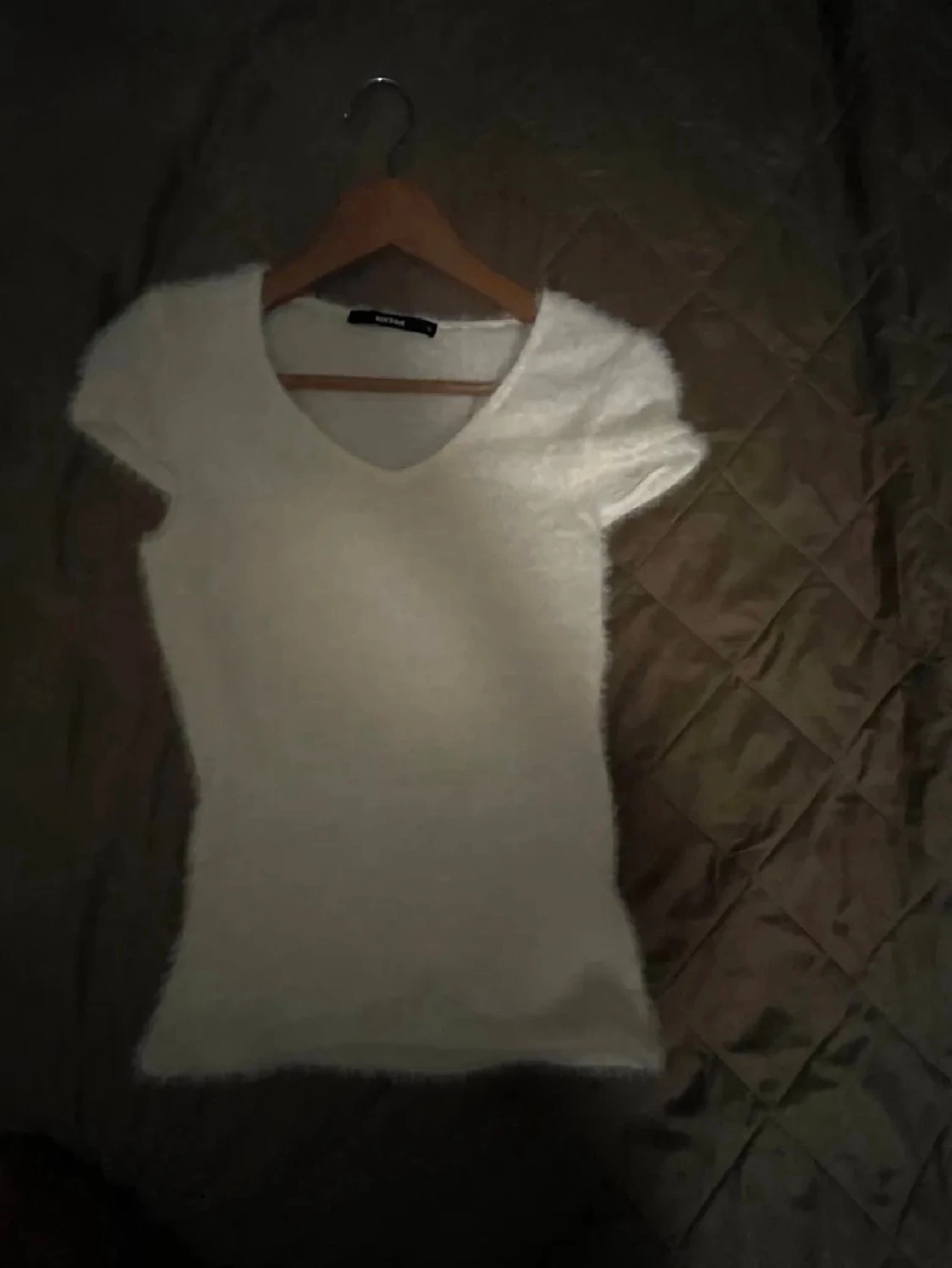 Vit fluffig topp med v-ringning