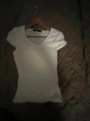 Vit fluffig topp med v-ringning - ❤️