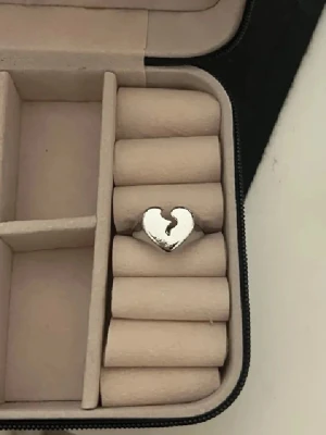 Silverring med krossat hjärta - Silverring med krossat hjärta i storlek S motsvarar 16,8 mm!!  
