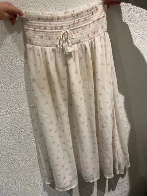 Vit blommig kjol från Gina Tricot - Säljer denna supersöta långkjol ifrån Gina tricot 🌸