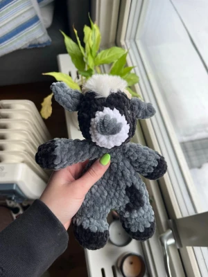 Virkad get-snutte🩶 - Supersöt snuttefilt i form av en get, svart och grå med lite vitt hår uppe på huvudet. Asså hur söt?🥹🩶🐐