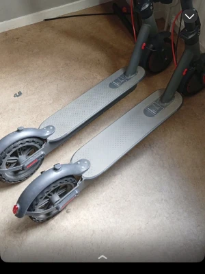 2 elscootrar - Båda funkar det behöver bara ny motor på båda har videos på den när de funka Max hastighet på båda är 31km/h