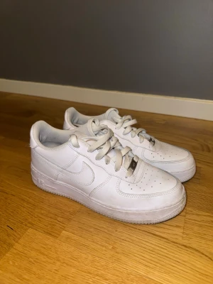 Vita Nike Air Force 1 LE - Klassiska vita Nike Air Force 1 sneakers. Andvända ett fåtal gånger. Kan postas i original sko låda 🗃️. Pris går att diskuteras vid snabb affär!!