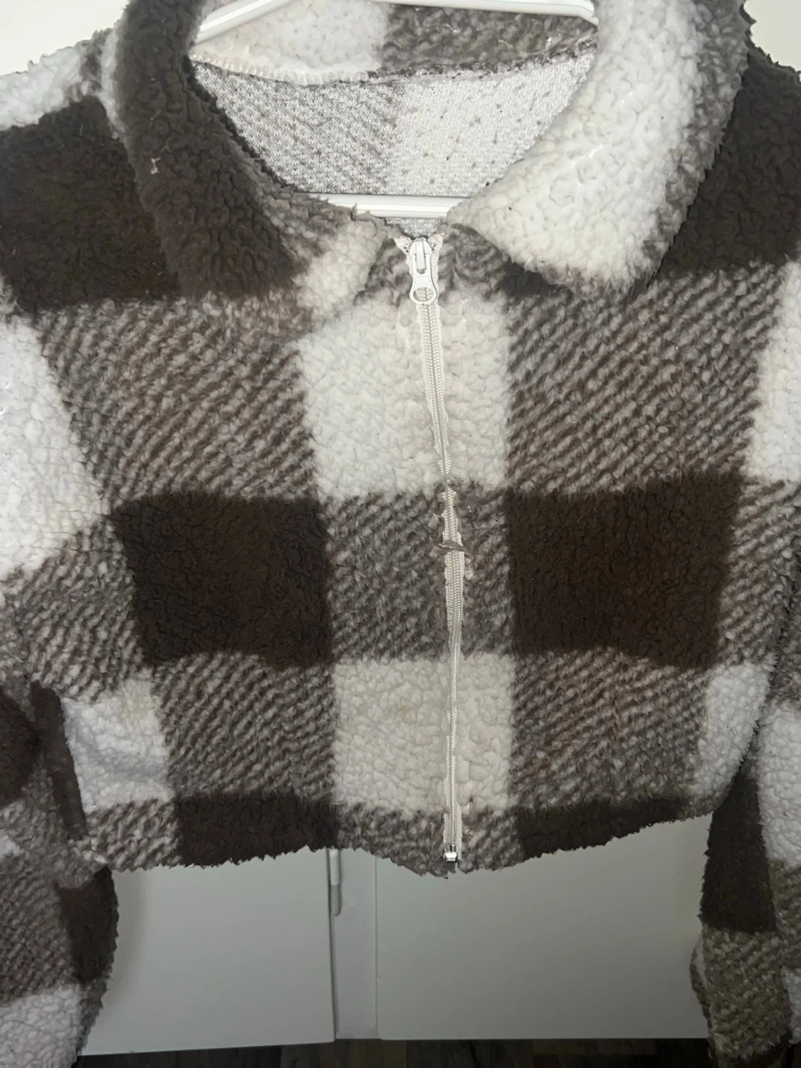 Brunvitrutig teddyjacka med dragkedja - 1