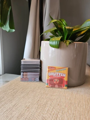 Kylskåpsmagnet nostalgisk tablettask - Kylskåpsmagnet nostalgisk tablettask. Available in size 50x50mm. All magnets are designed and handmade by me.  Materials used are a mix of new and second hand. Shopify: magnet-man-2.myshopify.com Insta: magnet.man_  /Magnet man