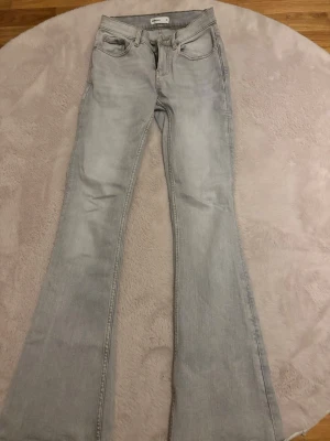 Ljusgrå bootcut jeans från Gina tricot  - Säljer ett par jätte fina bootcut jeans från gina tricot i ljus grå färg. Köpta i sommars men endast använda en gång. Ingen prislapp men skick i princip som nya. Säljer då de inte passar längre 