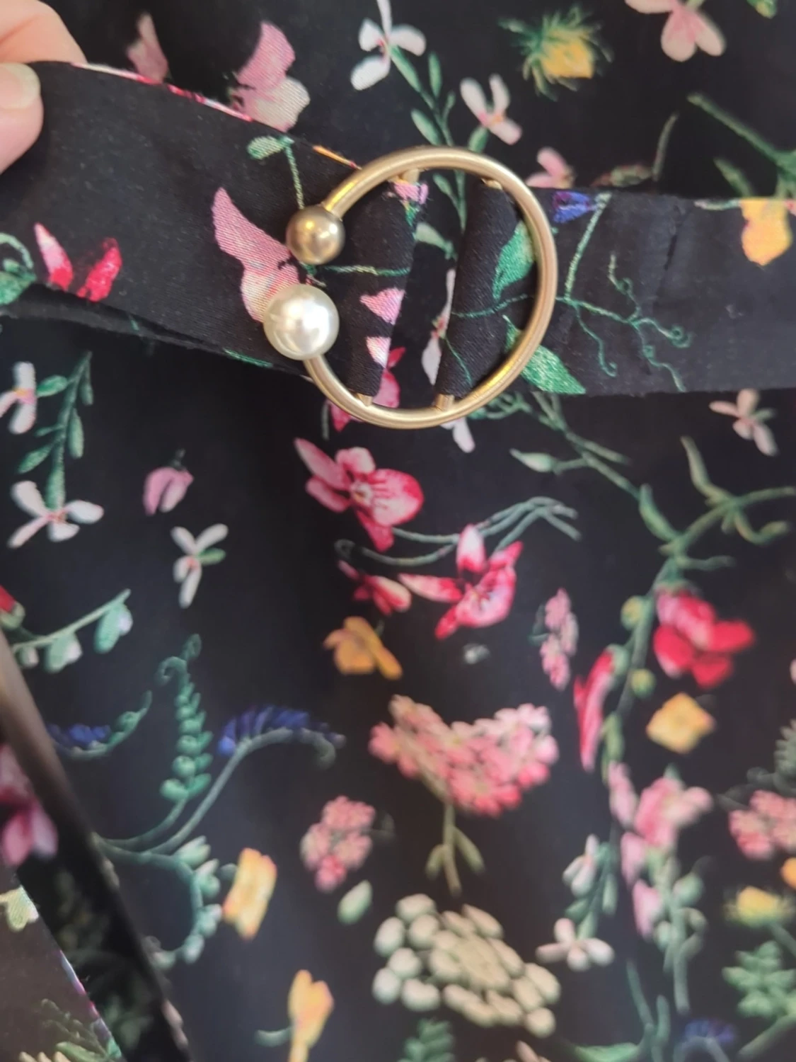 Blommig svart kortklänning med bälte - 4