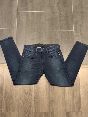 Replay Hyperflex Anbass Jeans - Tjena säljer dessa riktigt fina unika hyperflex replay jeansen i en utmärkt färg som passar allt. Jeansen är i storlek w31 L32, skriv gärna vid intresse!