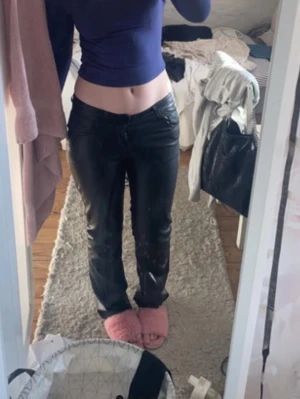 Svarta skinnbyxor BikBok - Skinnbyxor från bikbok, låg midja och lite bootcut. Använda 2 gånger. Storlek S