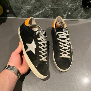 Golden Goose skor  - Goolden goose skor | Fint skick | Nypris 6000kr mitt pris 1290 | Storlek 42 passar 43 | Dustbag ingår | Hör av dig vid minsta fråga eller fundering📩