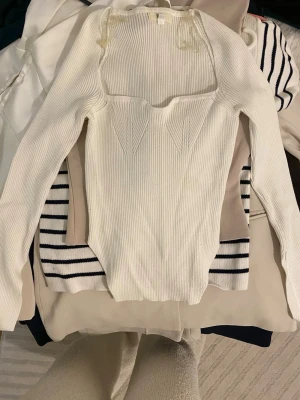 Vit topp - Köpte i nån butik nypris runt 300-400. Står att det är S/M men sitter mer som XS/S. Finns fläck längst er vid armen som ni ser på sista bilden. Gick inte bort i tvättmaskinen men går säkert o få bort på annat vis. 