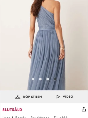 Blå oneshoulder långklänning - Säljer nu min superfina balklänning! Skriv för frågor💖 nypris 1100kr! Men pris går o diskutera