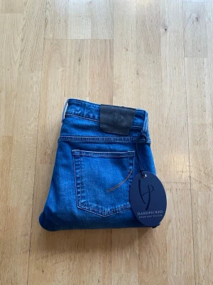 Blå Hanpicked jeans - Ett par jätte schyssta handpicked jeans i storlek 31. Helt nya så inga skavanker eller skador. Säljes då dom aldrig kom till användning. Priset är inte rustet i sten så kom gärna med prisförslag eller skriv om du undrar något