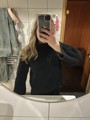 Svart ribbstickad tröja från Cubus  - Säljer en svart ribbstickad tröja från Cubus med hög krage och vida ärmar💞