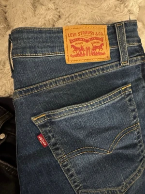 Levi's blå raka jeans - Klassiska blå Levi's jeans med rak passform och en mörkare rand på sidorna🤗