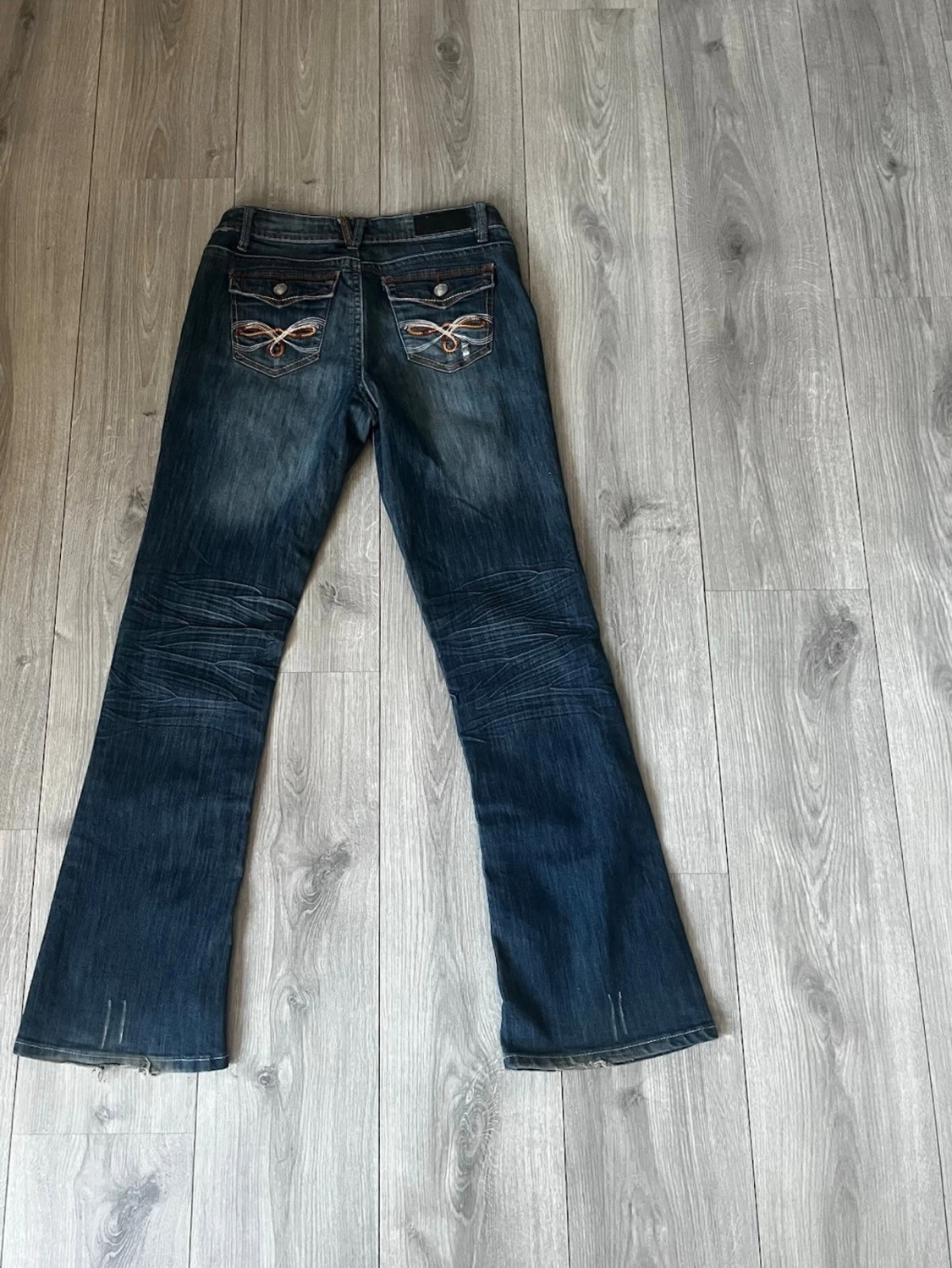 Mörkblå bootcut jeans lågmidjade med fickor - 1