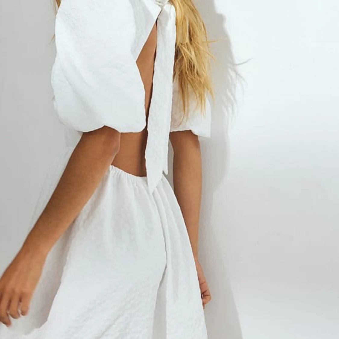 Vit kortklänning med puffärm - 1