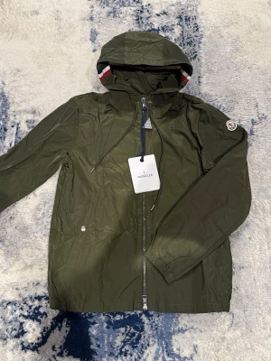 Grön Moncler Windbreaker  - Grön Moncler Windbreaker. Storlek S. Helt ny med tags kvar! Pris kan diskuteras vid snabb affär!