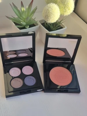 IDUN fyrfärgad ögonskuggspalett - Snygg ögonskuggspalett från IDUN med fyra nyanser i lila, rosa, brun och mörklila. Kommer i en svart fyrkantig dosa med spegel och pressade skuggor med IDUN-logga. Perfekt för att skapa olika ögonlooks med både matta och skimrande toner.