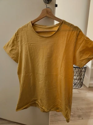 Gul t-shirt från Hampton Republic - En enkel och stilren gul t-shirt från Hampton Republic. Tillverkad i mjuk bomull som känns skön mot huden.