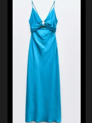 Blå Zara klänning  - Snygg blå långklänning med tunna axelband och trendig cut-out detalj framtill. Klänningen har en smickrande passform och en enkel, stilren design som passar perfekt till sommaren. Materialet känns lätt och svalt. (HELT NY, PRISLAPP KVAR)