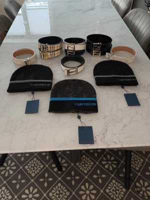 Bälten och mössor designer - OBS finns bälten på första bilden som är slutsålda Tillgängligt: L V bälte vit, Fendi bälte svart (guld eller silver färgad logga) Tre L V mössor. Alla bälten kostar 350, alla mössor kostar 250. Hör av dig vid frågor