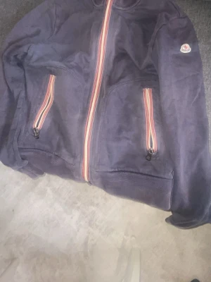 Moncler hoodie - Säljer min moncler hoodie då jag aldrig använder längre det är storlek M men passar mer som en S skriv om du har frågor.