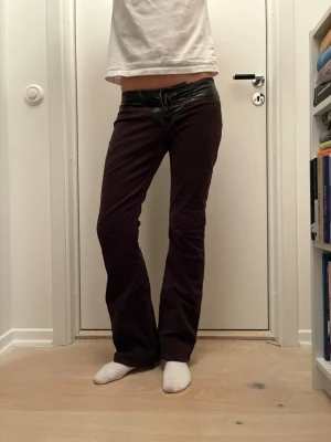 Låmidjade byxor  - Jättefina lågmidjade Manchester byxor uppskattade till storlek s. Om du har några frågor är det bara att skriva💓