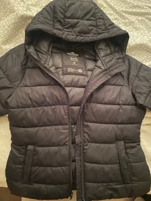 Svart pufferjacka från Hollister - Säljer en svart figursydd pufferjacka från Hollister. 