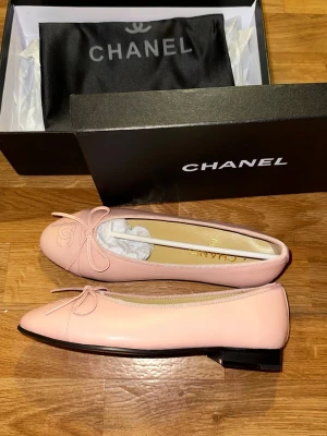 Rosa ballerinaskor från Chanel - Chanel pink ballet flats with bow detail. Perfect for daily use. Classic and easy to style with any outfit.  	•	Condition: only tried on 	•	Size: 38 	•	Comes with box + dustbag.   No receipt available therefore price can be discussed / changed! :)💕 let me know if you want more pictures.🫶🏽 #chanel #chanelballet #chanelballerina #chanelballetflats #chanelballerinaflats