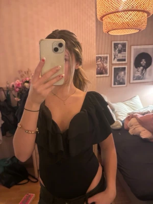 Zara volang body  - Eran favorit Zara volangbody i strl s. Scrolla för att se alla bilder det finns band men som man enkelt kan gömma under om man skulle vilja som ni ser på första bilden. Scrolla för att se hur den ser ut i rygg. Storlek S och passar verkligen till allt!  