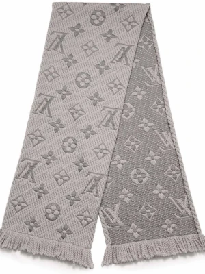 Louis Vuitton halsduk - En otroligt fin scarf som passar till höst, vinter, våren. Köpt i Sverige, medföljer kvitto och original förpackning. Denna scarf säljs inte längre och är populär. Nypris cirka 6000kr. Pris kan diskuteras. 