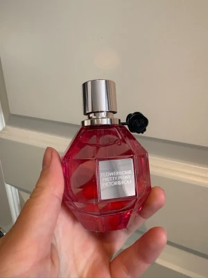 Viktor & Rolf Flowerbomb Pretty Peony - Ny doft från Viktor & Rolf. Säljes då den ej passade mig. Endast testad. 50 ml