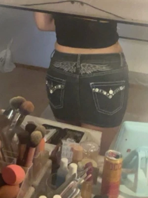 Jeanskjol - En jeanskjol med tryck där bak, skitsnygg🩷