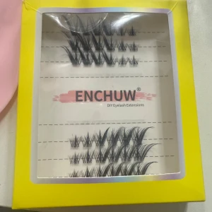 ENCHUW fransförlängning kluster - Säljer ett paket ENCHUW DIY Eyelash Extensions med svarta klusterfransar. Fransarna är separata och har en naturlig böjd form för enkel applicering. Perfekt för dig som vill skapa fylligare och längre fransar hemma.