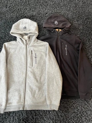 Sail racing hoodies - Säljer dessa två hoodies för 450kr tillsammans. Om man vill bara köpa en så går det med. Det är i bra skick förutom att den svarta är lite solblekt och den gråa har ett litet hål i armhålan. Båda är i storlek 160 och skulle säga passar xs. Hör av dig om du har några funderingar.