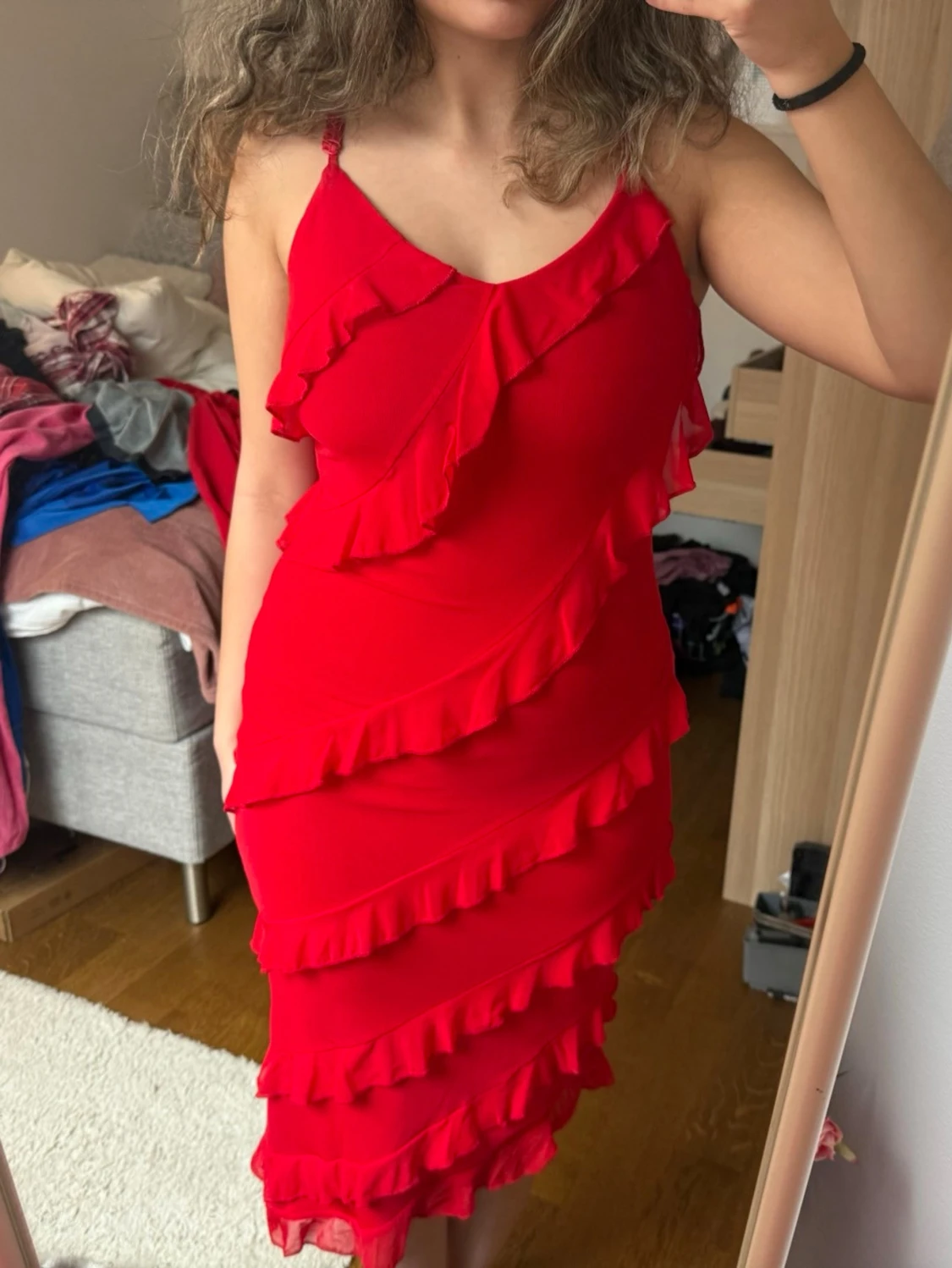 Röd volangklänning